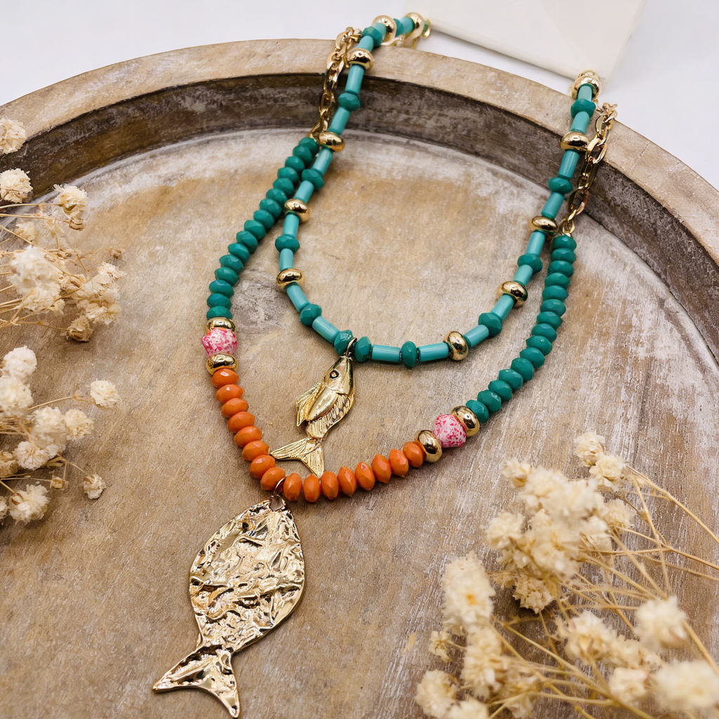 Collar bohemio con colgante de pez en capas: joyería llamativa con cuentas turquesas y naranjas