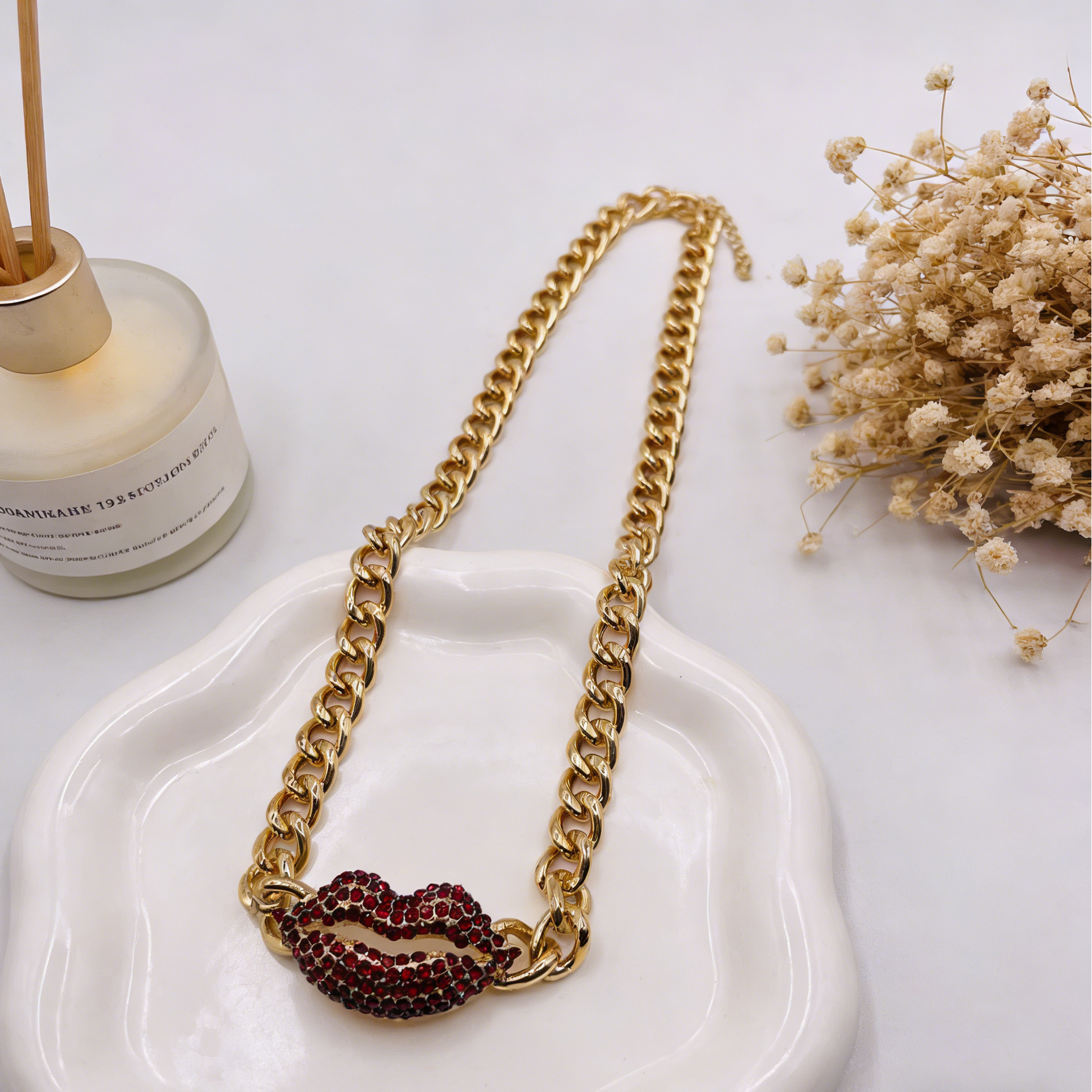 Juego de Joyería Bold Labios Rojos con Cristales - Collar de Cadena y Pendientes Statement