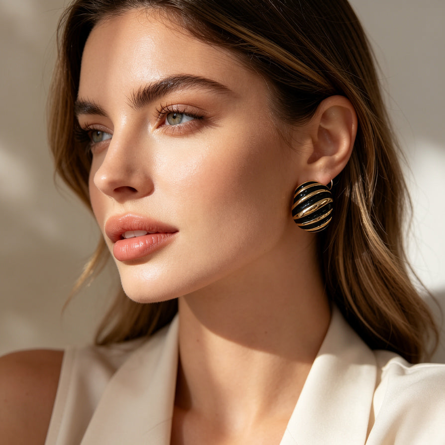 Pendientes Twisted Enamel Negro Dorado - Elegantes y Versátiles - Mayorista para Tiendas