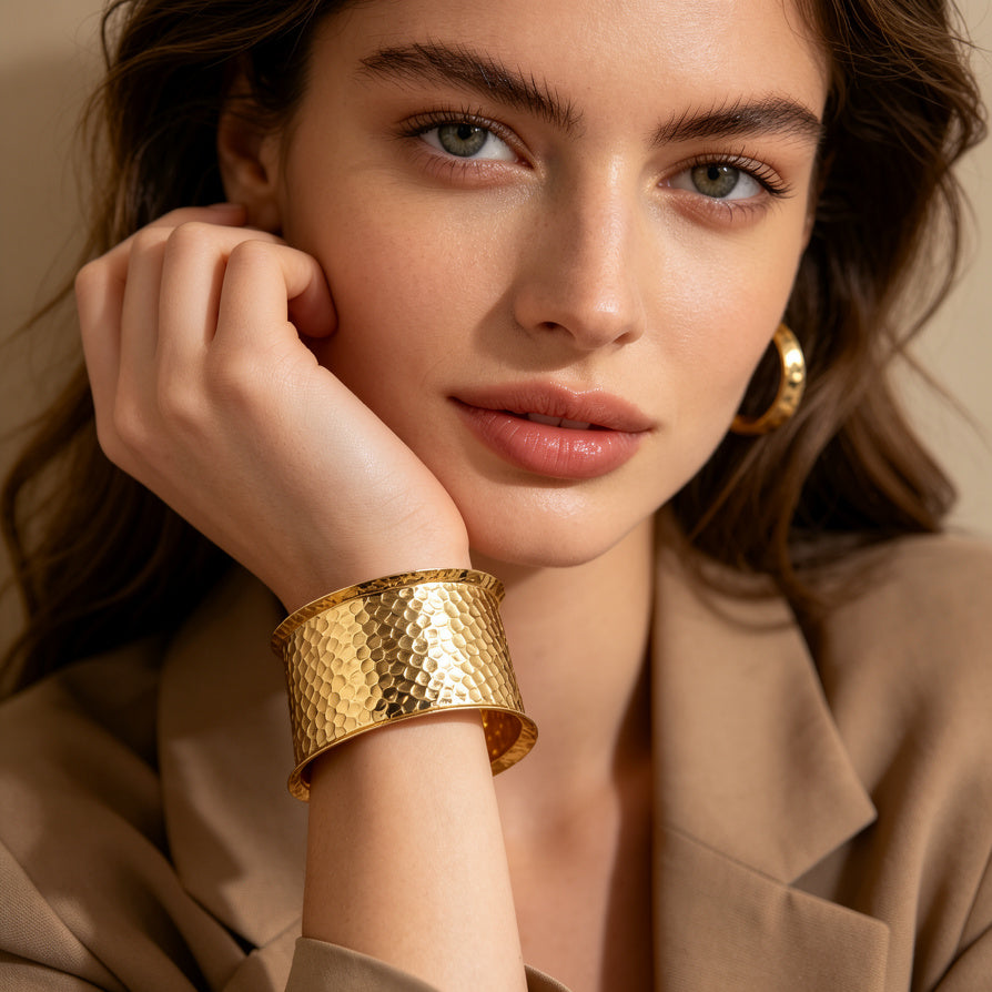 Brazalete Ancho Martillado Mayorista | Diseño Hexagonal Moderno en Plata/Oro|Venta al por mayor|JI JOYA