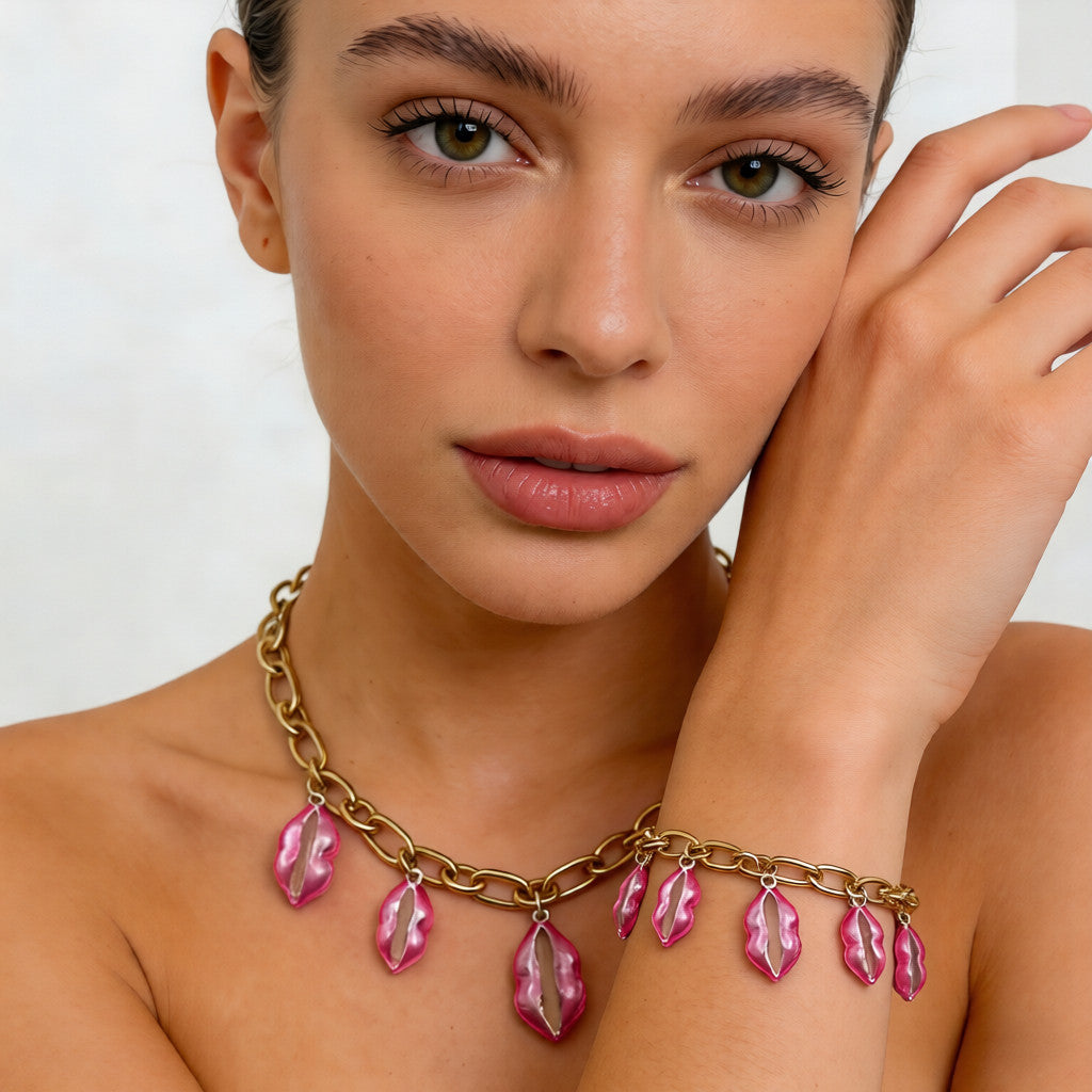 Collar Statement con Dijes de Labios Rosas - Accesorio de Moda para Mujer