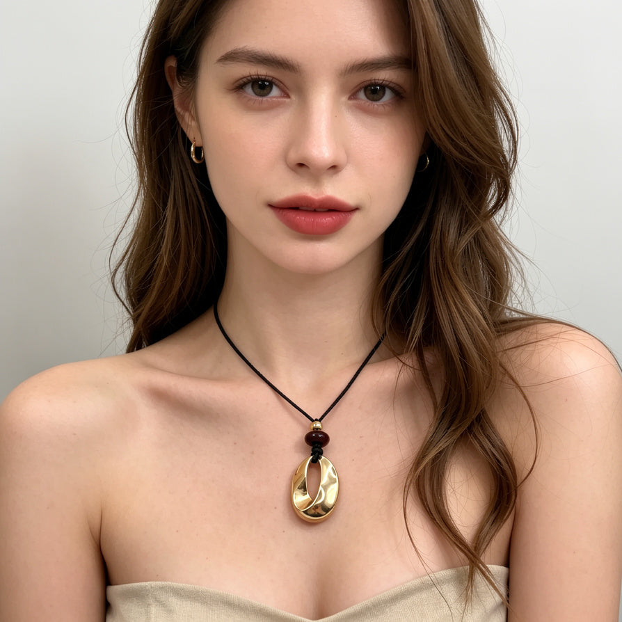 Collar Minimalista de Diseño con Colgante Dorado y Detalle de Piedra - Mayorista Joyería de Tendencia|JI JOYA