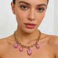 Collar Statement con Dijes de Labios Rosas - Accesorio de Moda para Mujer
