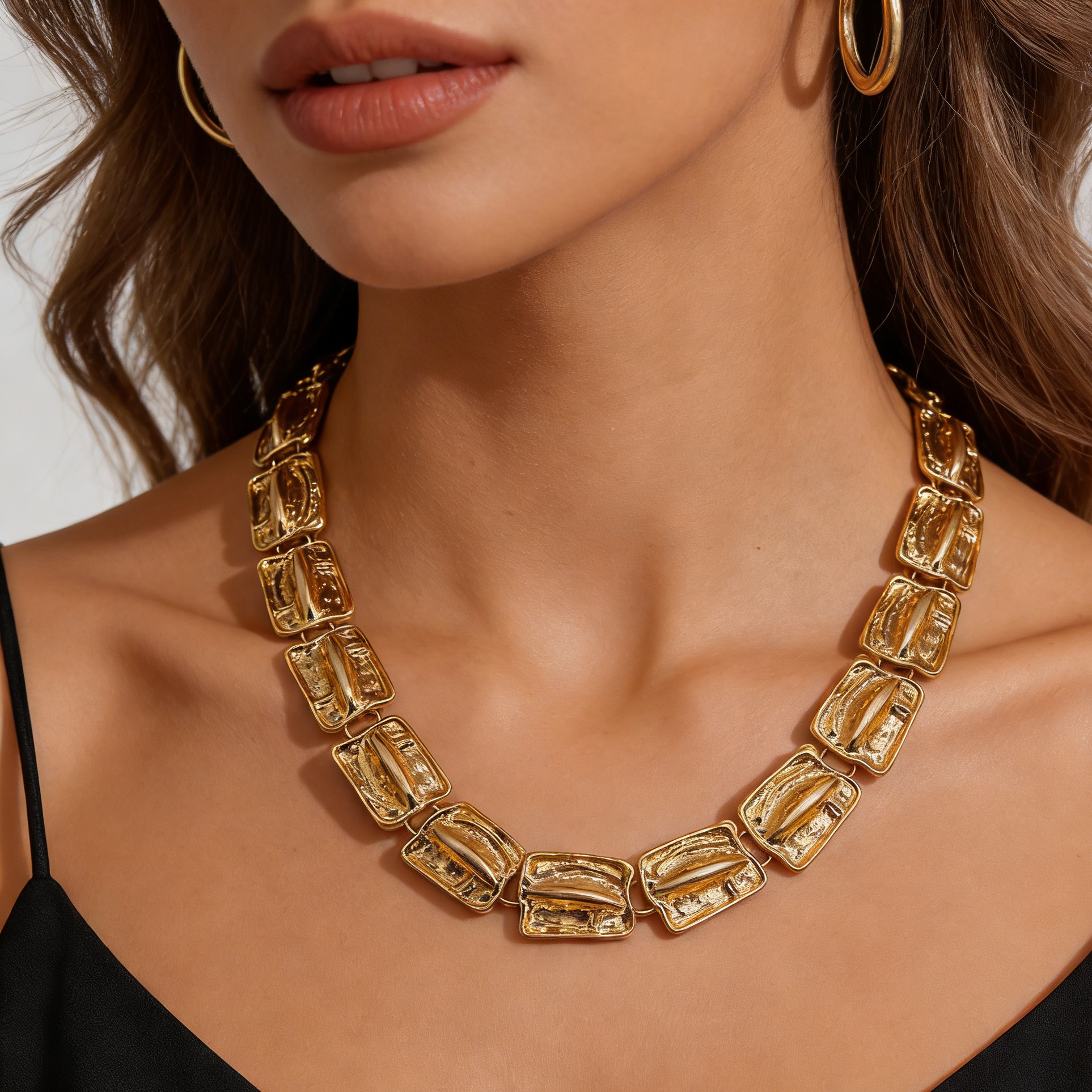 Conjunto de cadena gruesa de metal martillado: pendientes, collar y pulsera llamativos de oro y plata.