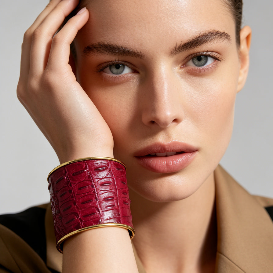 Brazalete Ancho de Cuero Rojo con Textura de Cocodrilo y Borde Dorado | Joyería de Moda para Mujer | Venta al Por Mayor|JI JOYA