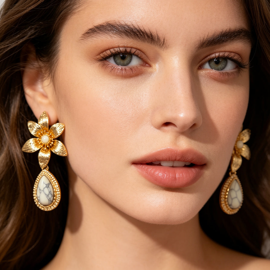 Pendientes Boho Florales de Metal Dorado con Piedra Blanca - Venta al Por Mayor|JI JOYA