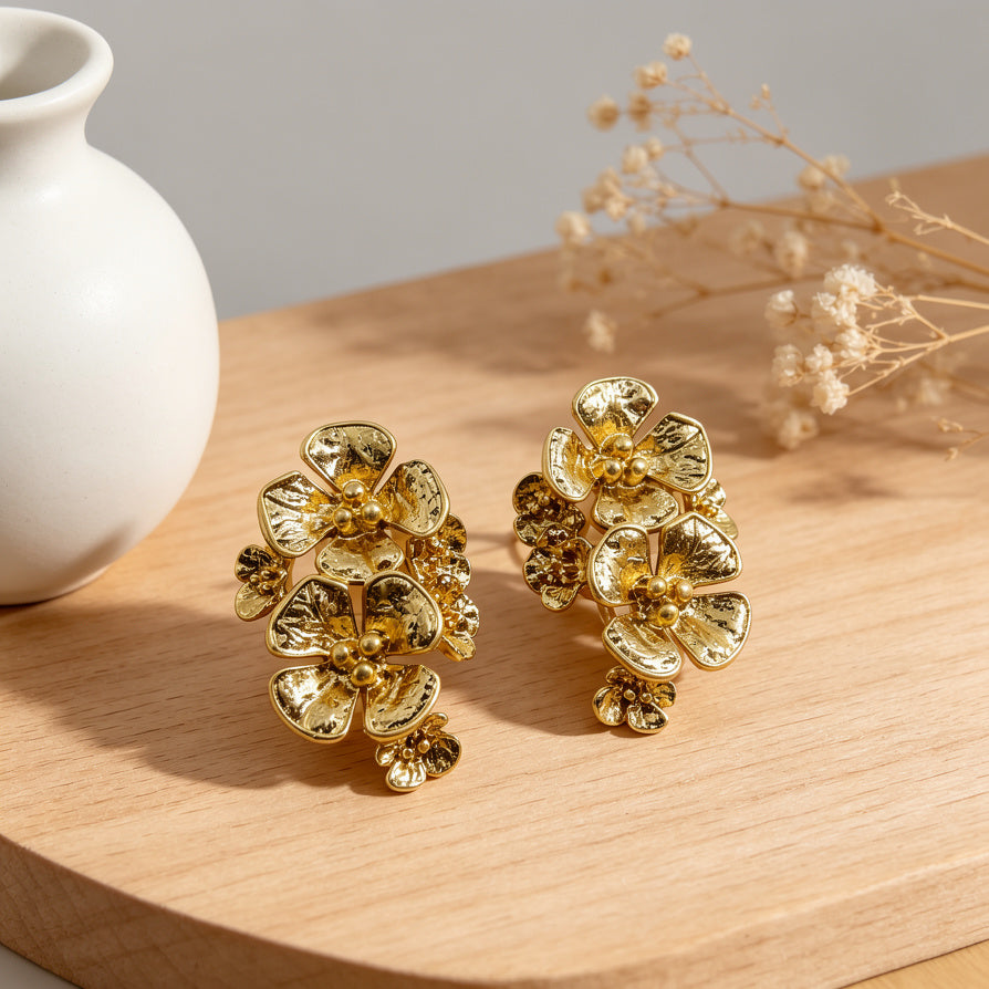 Pendientes Flor Dorada Texturizada | Joyería Mayorista de Lujo Accesible|JI JOYA