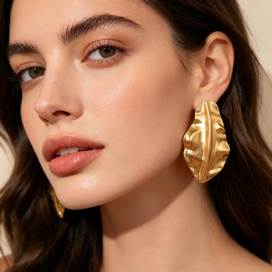 Pendientes de Metal Dorado Estilo Bohemio | Diseño de Hoja Plegada | Por Mayor para Tiendas de Moda| JI JOYA