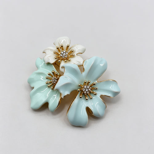 Broche de Flores Esmaltadas Azul Claro y Blanco - Joyería de Moda para Mujer, Venta al Por Mayor|JI JOYA