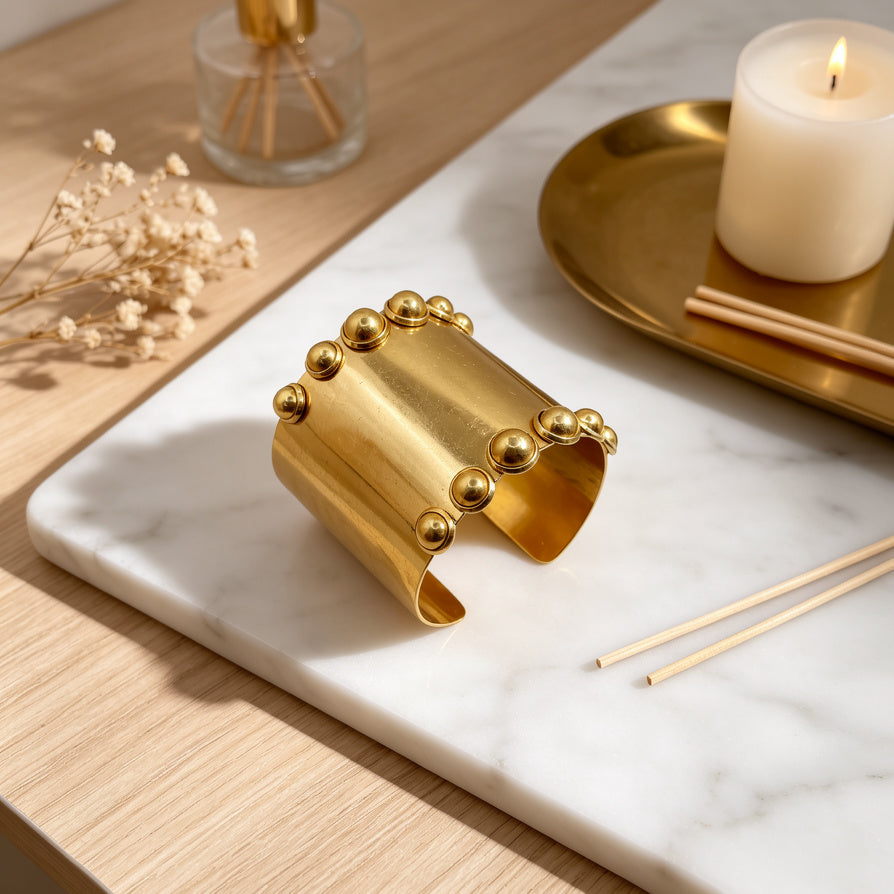 Pulsera Brazalete Ancha Dorada con Detalles de Bola - Joyería de Declaración al Por Mayor|JI JOYA