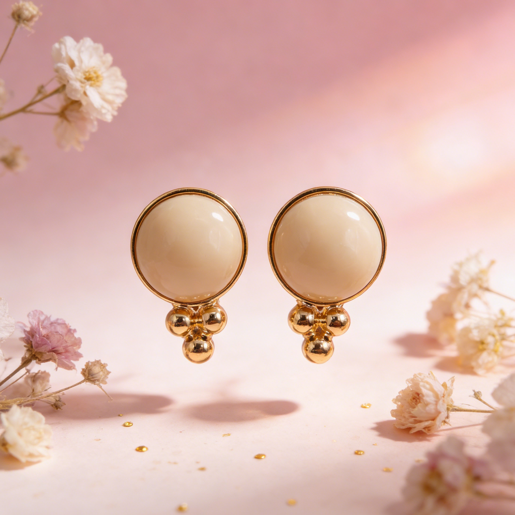 Pendientes de Botón con Detalle de Bolitas Doradas - Color Crema y Verde