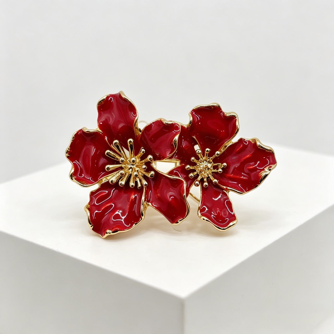 Broche vintage de flor dupla esmaltada a vermelho | Alfinete vistoso com rebordo dourado