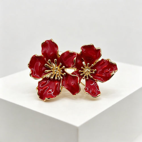 Broche vintage de doble flor esmaltada en rojo | Pin llamativo con ribete dorado