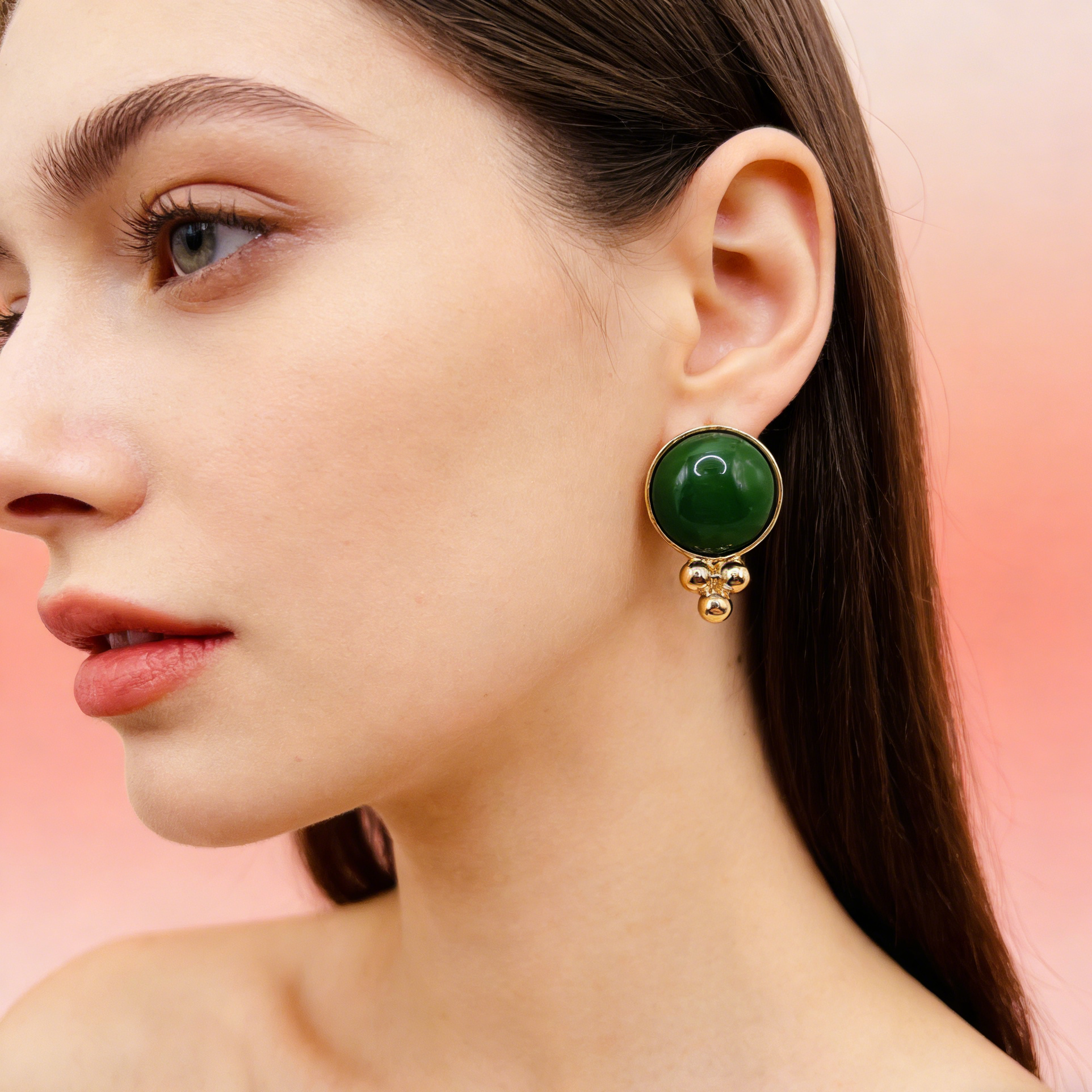 Pendientes de Botón con Detalle de Bolitas Doradas - Color Crema y Verde