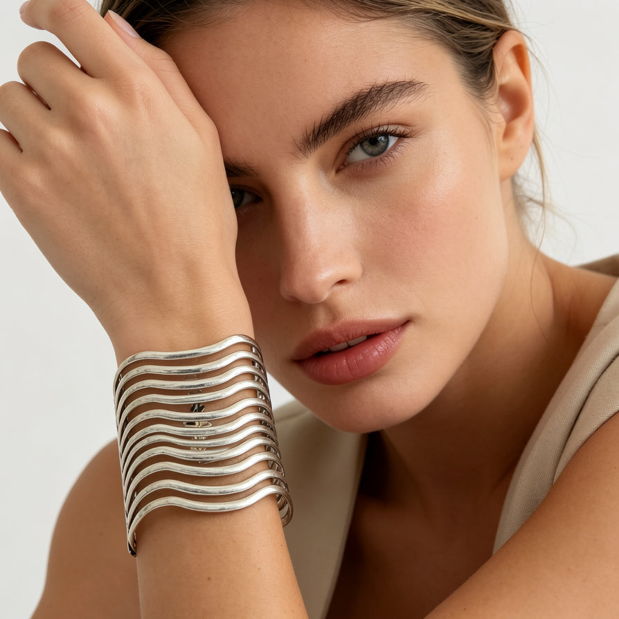 Brazalete Ondulado de Zinc Plateado/Dorado | Diseño Minimalista Abierto | Joyería al Por Mayor