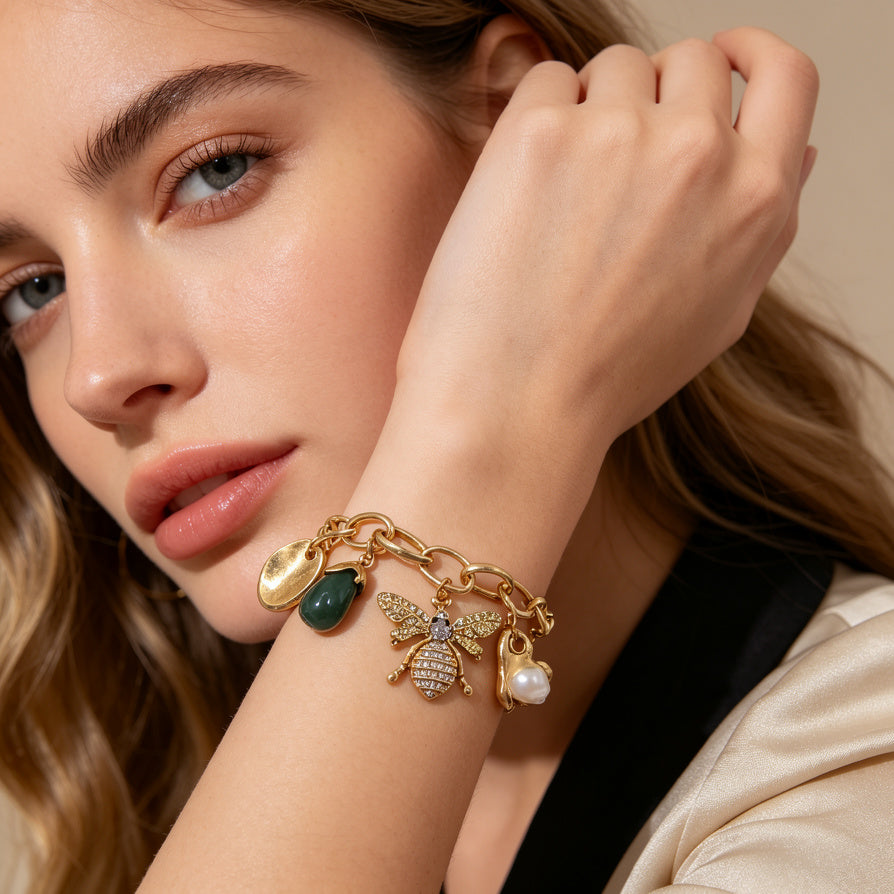 Brazalete Dorado con Dije de Abeja, Perla y Piedra Verde | Joyería al Por Mayor para Mujeres|JI JOYA