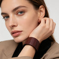 Pulsera Brazalete Ancho de Cuero Vegano con Textura de Cocodrilo Marrón - Joyería Mayorista para Mujeres| JI JOYA