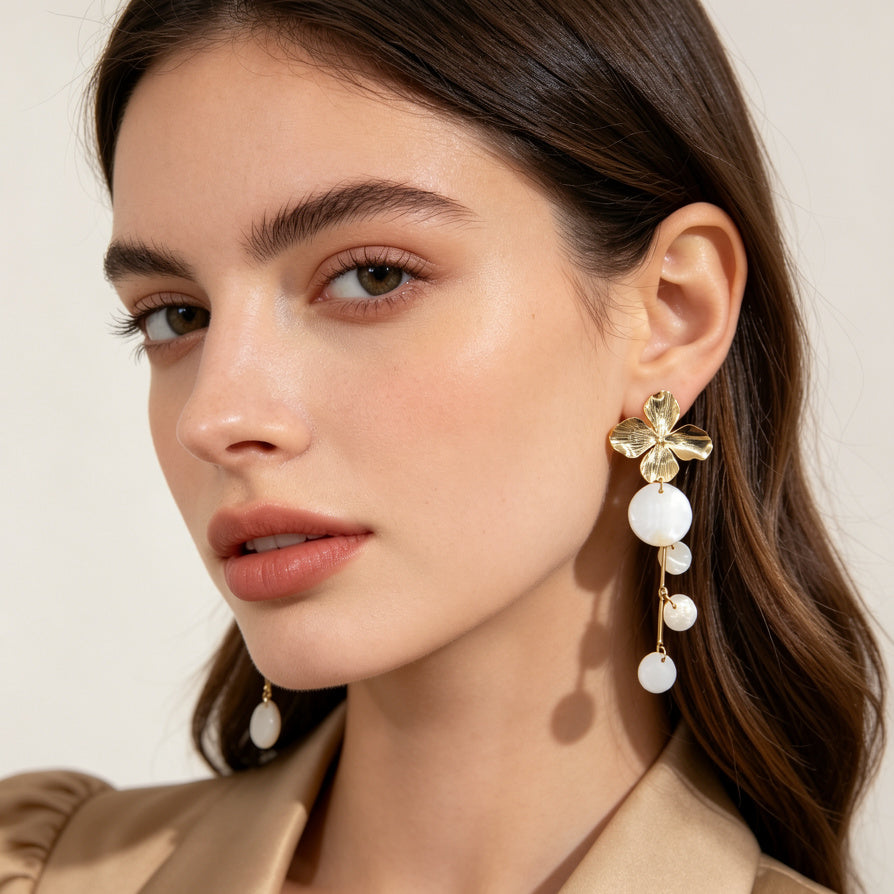 Pendientes Colgantes Flor Dorada con Concha Natural | Joyería al por Mayor para Tiendas|JI JOYA