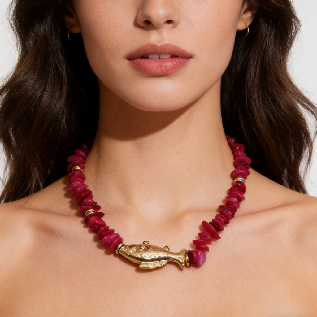 Collar vintage francés con forma de pez guijarro rojo rosa, nicho y cadena de clavícula de estilo vacacional de alta gama.