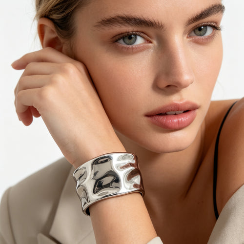 Brazalete Ancho de Zinc con Diseño Texturizado Martillado, Dorado y Plateado, Bisutería Mayorista para Mujeres|JI JOYA