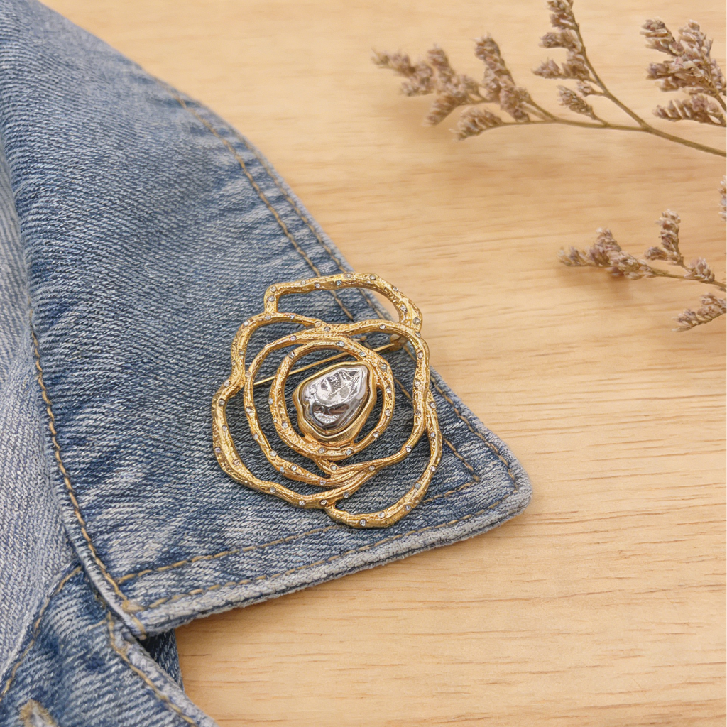 Broche vintage de rosa texturizada | Pin llamativo de dos tonos dorado y plateado