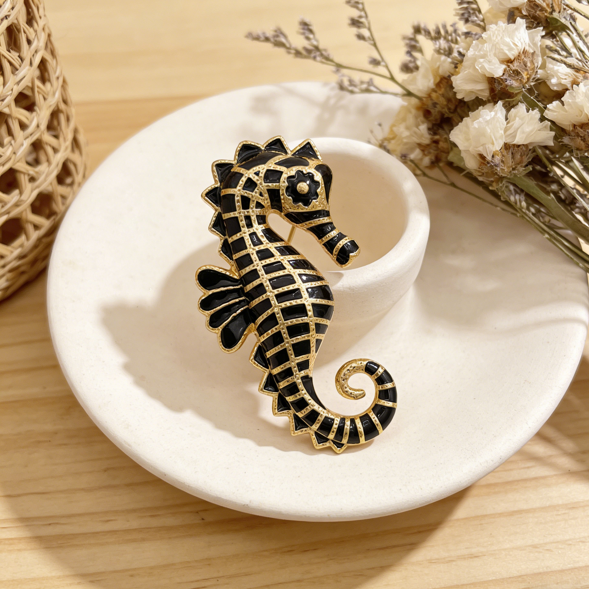 Broche de caballito de mar esmaltado artesanal | Pin inspirado en el océano bañado en oro de 18 quilates