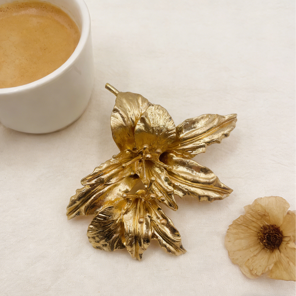 Broche retro de lirio dorado | Pin de solapa floral texturizado a mano