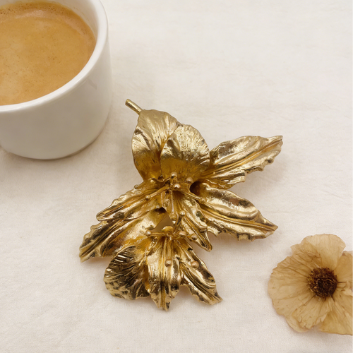 Broche retro de lirio dorado | Pin de solapa floral texturizado a mano