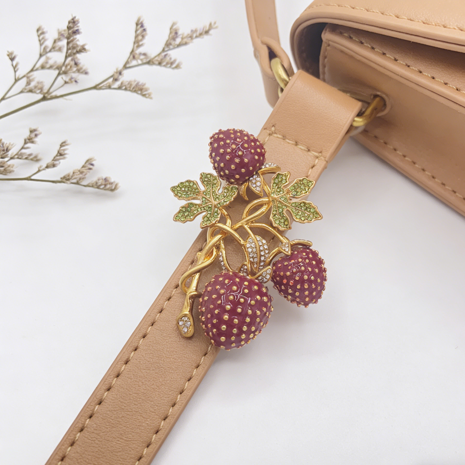 Alfinete vintage de uva esmaltada - Alfinete de cristal banhado a ouro de 18 quilates | Joias retro de luxo