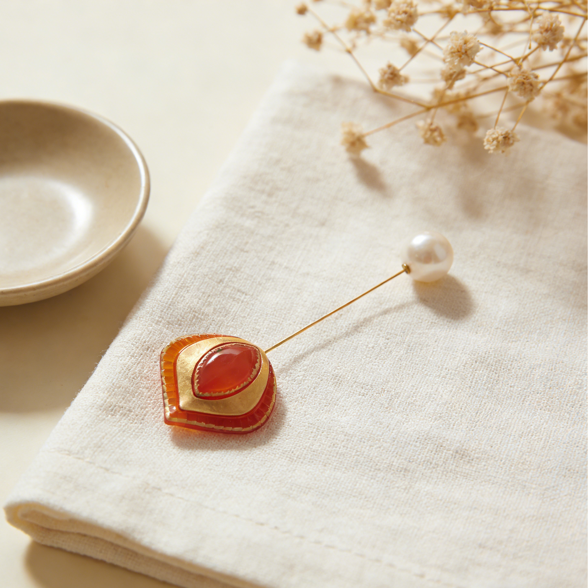 Broche asimétrico de resina y perla con lámina dorada | Pin de solapa artesanal