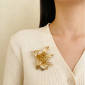 Broche retro de lirio dorado | Pin de solapa floral texturizado a mano
