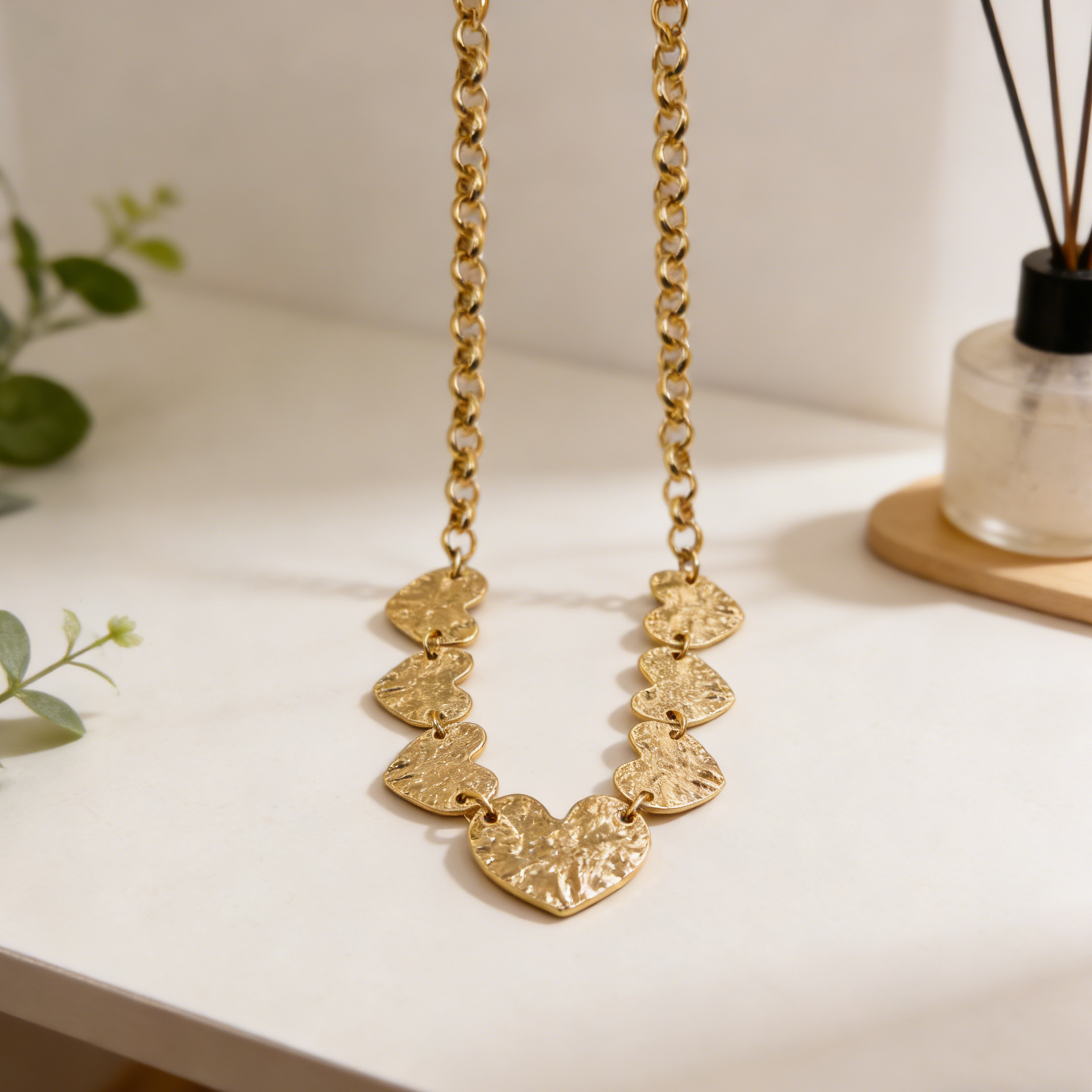 Collar de Corazones Martillados en Dorado/Plateado | Joyería Elegante y Atrevida