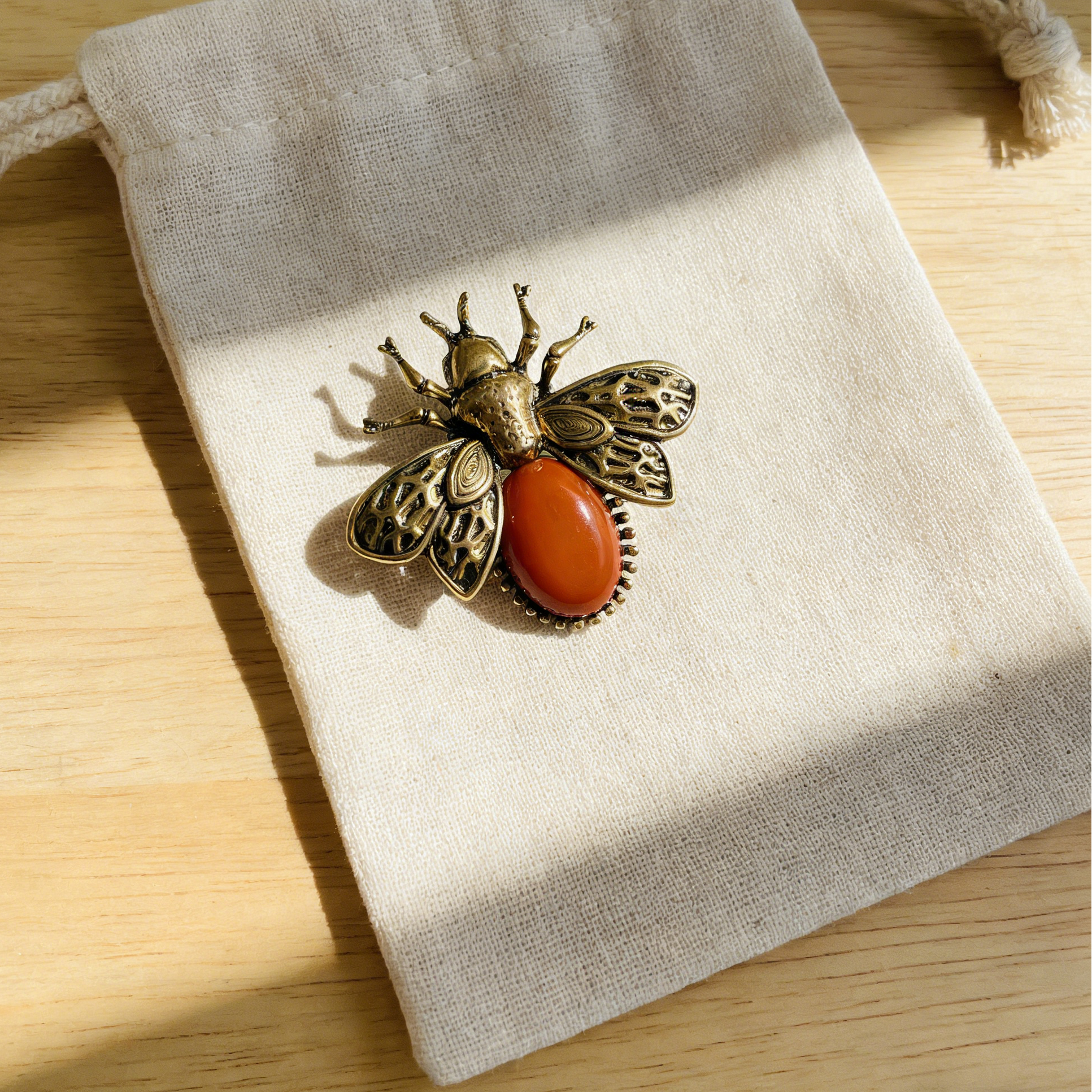 Alfinete vintage de abelha dourada com cornalina | Alfinete art déco de inseto para senhora