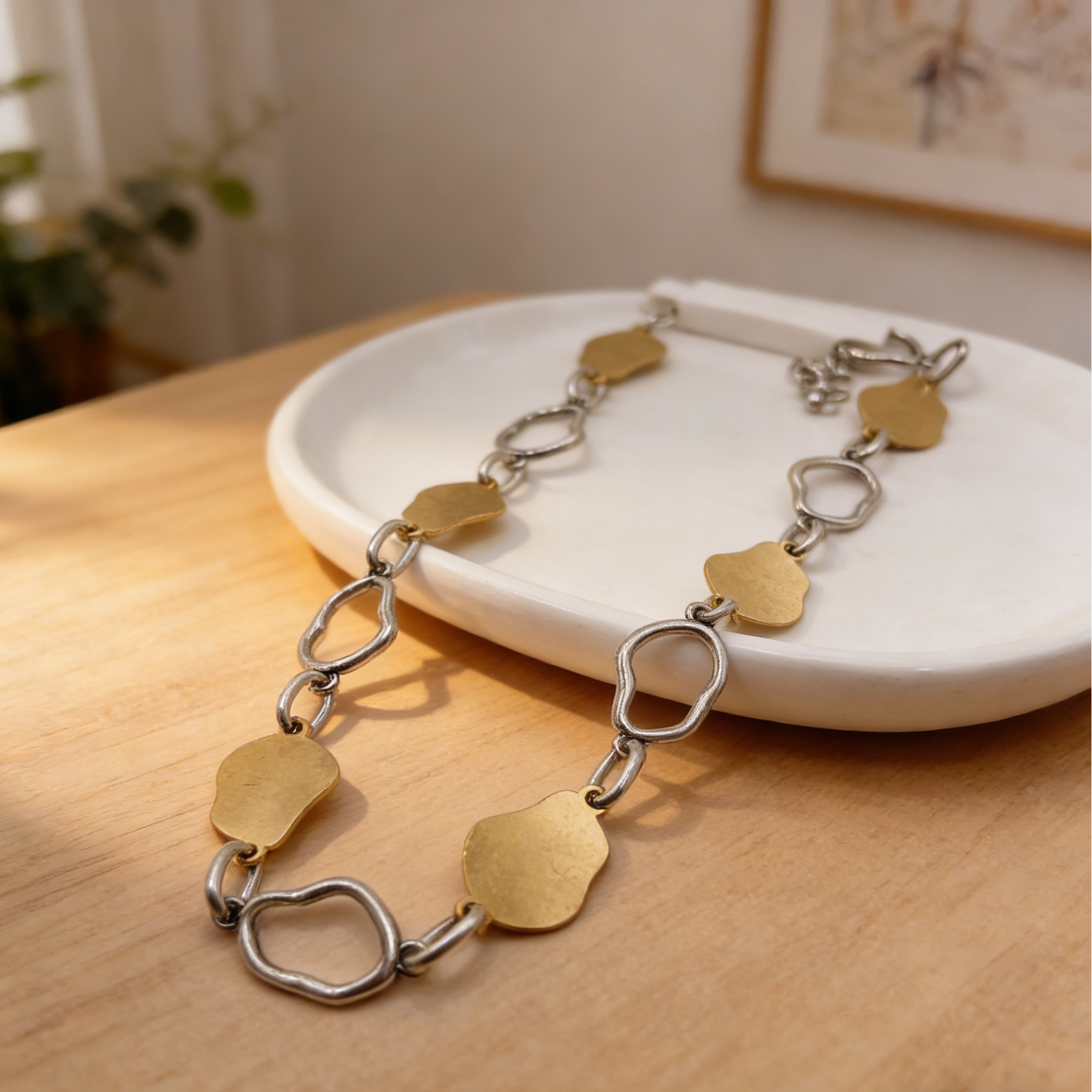 Collar statement de metal mixto con forma irregular | Joyería minimalista moderna