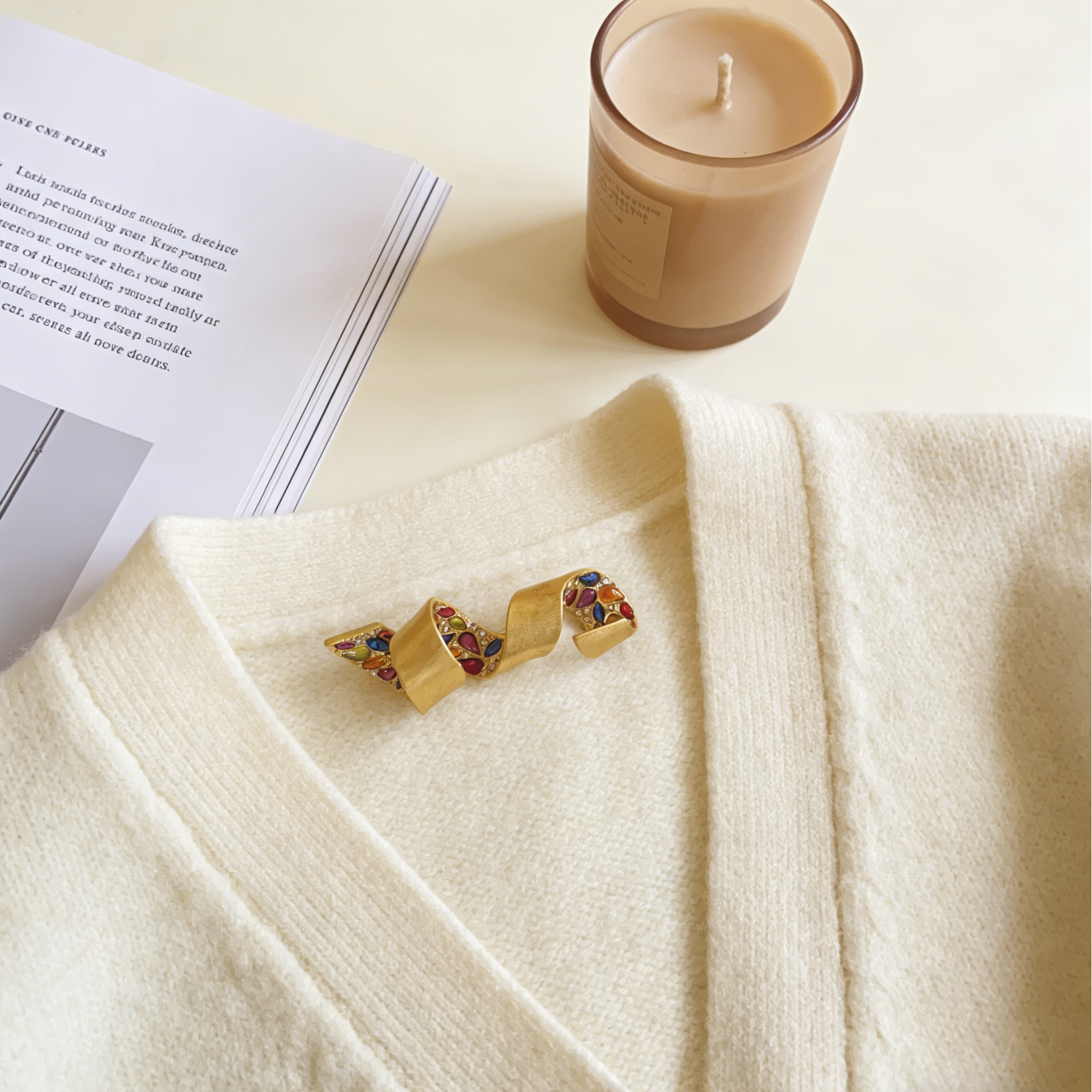 Broche de cristal colorido con giro dorado