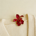 Broche de orquídea esmaltado burdeos vintage, un accesorio lujoso para trajes y abrigos.
