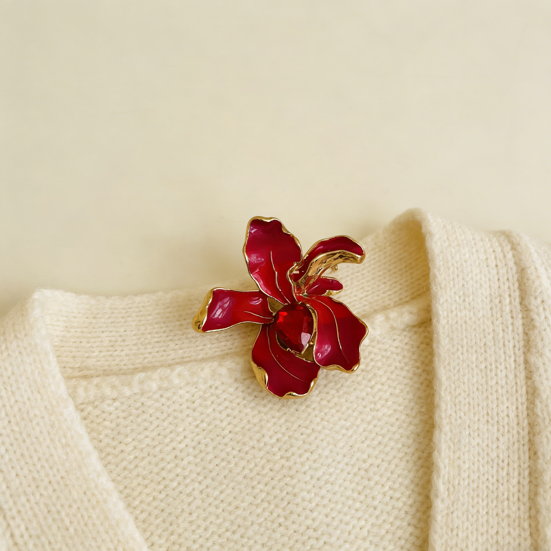 Broche de orquídea esmaltada cor de vinho vintage, um acessório luxuoso para fatos e casacos.