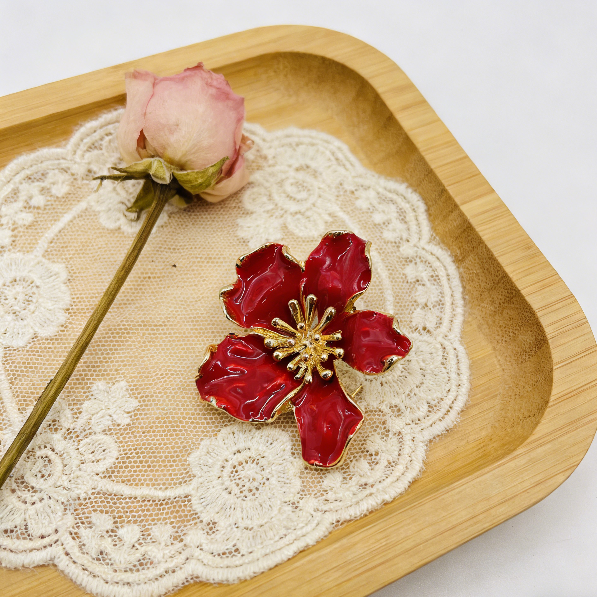 Broche vintage de flor dupla esmaltada a vermelho | Alfinete vistoso com rebordo dourado