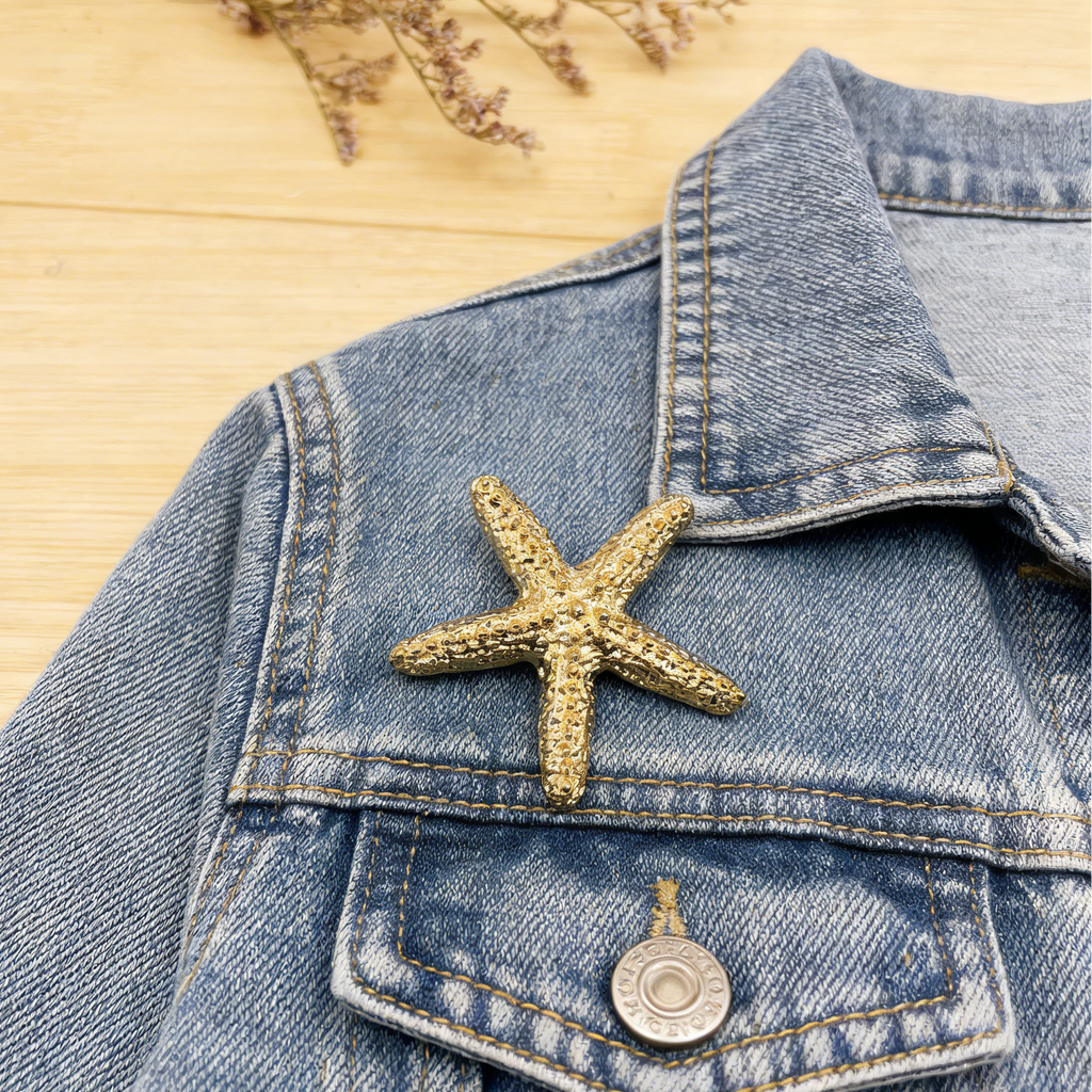 Broche de estrella de mar con textura dorada | Pin playero para looks de verano y vacaciones