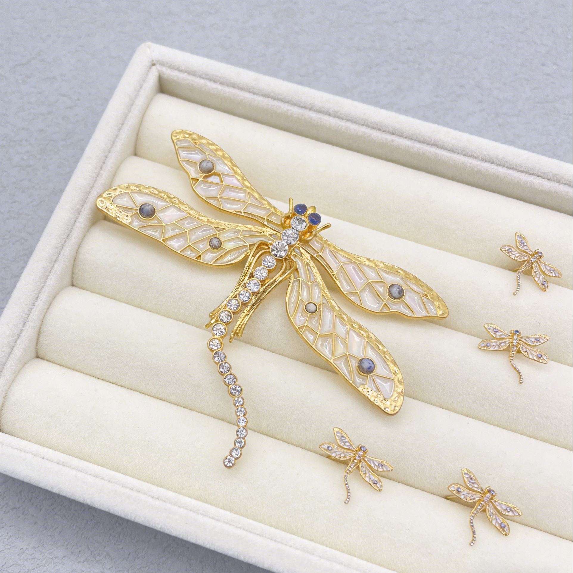 JI JEWELLERY Alfinete de Libélula Dourada Vintage | Pin de Lapela com Asas Iridiscentes e Cristais Incrustados