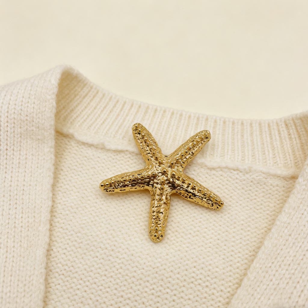 Broche de estrella de mar con textura dorada | Pin playero para looks de verano y vacaciones