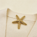 Broche de estrella de mar con textura dorada | Pin playero para looks de verano y vacaciones