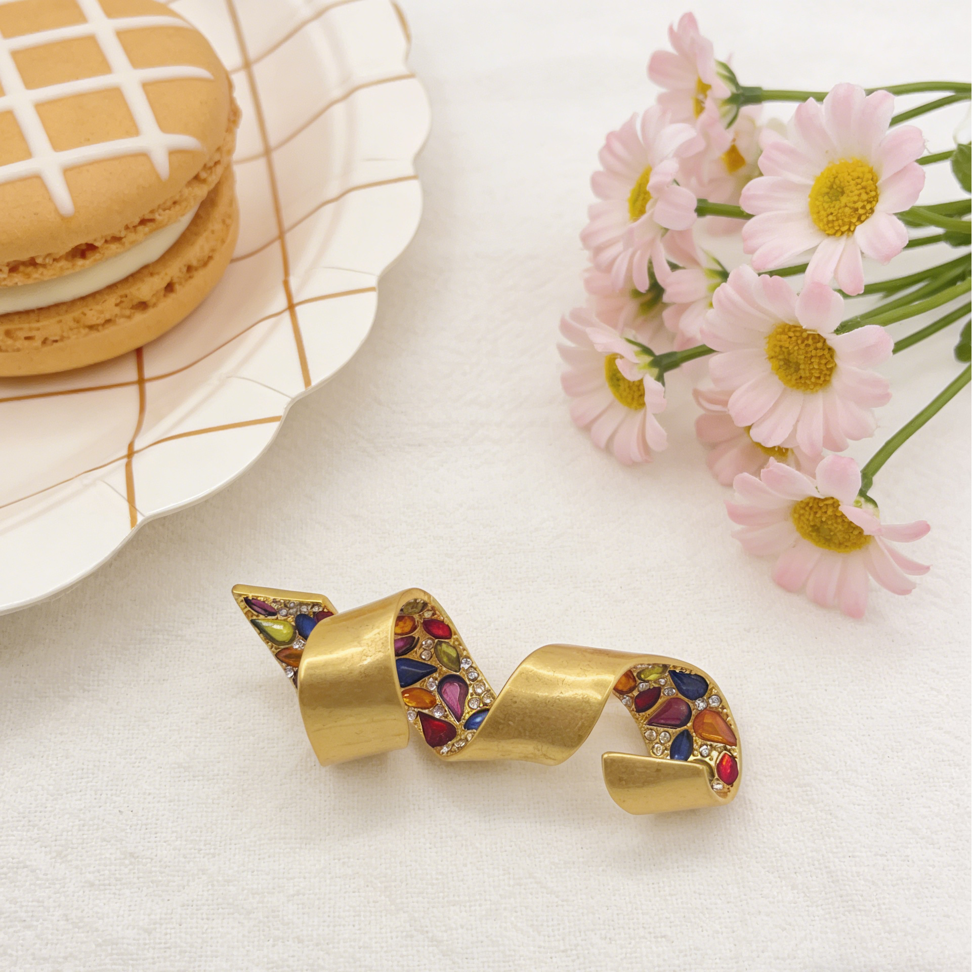 Broche de cristal colorido con giro dorado