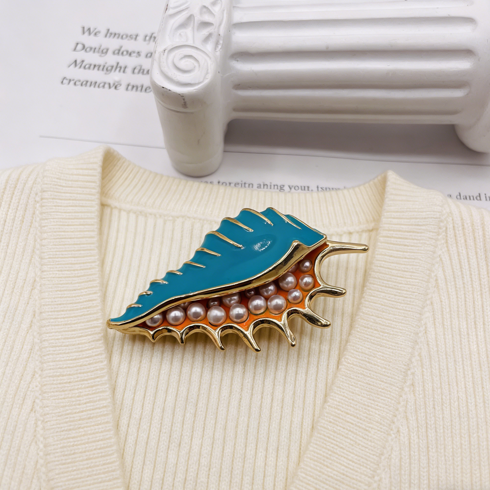 Alfinete de concha de esmalte azul-oceano | Alfinete banhado a ouro com pérolas