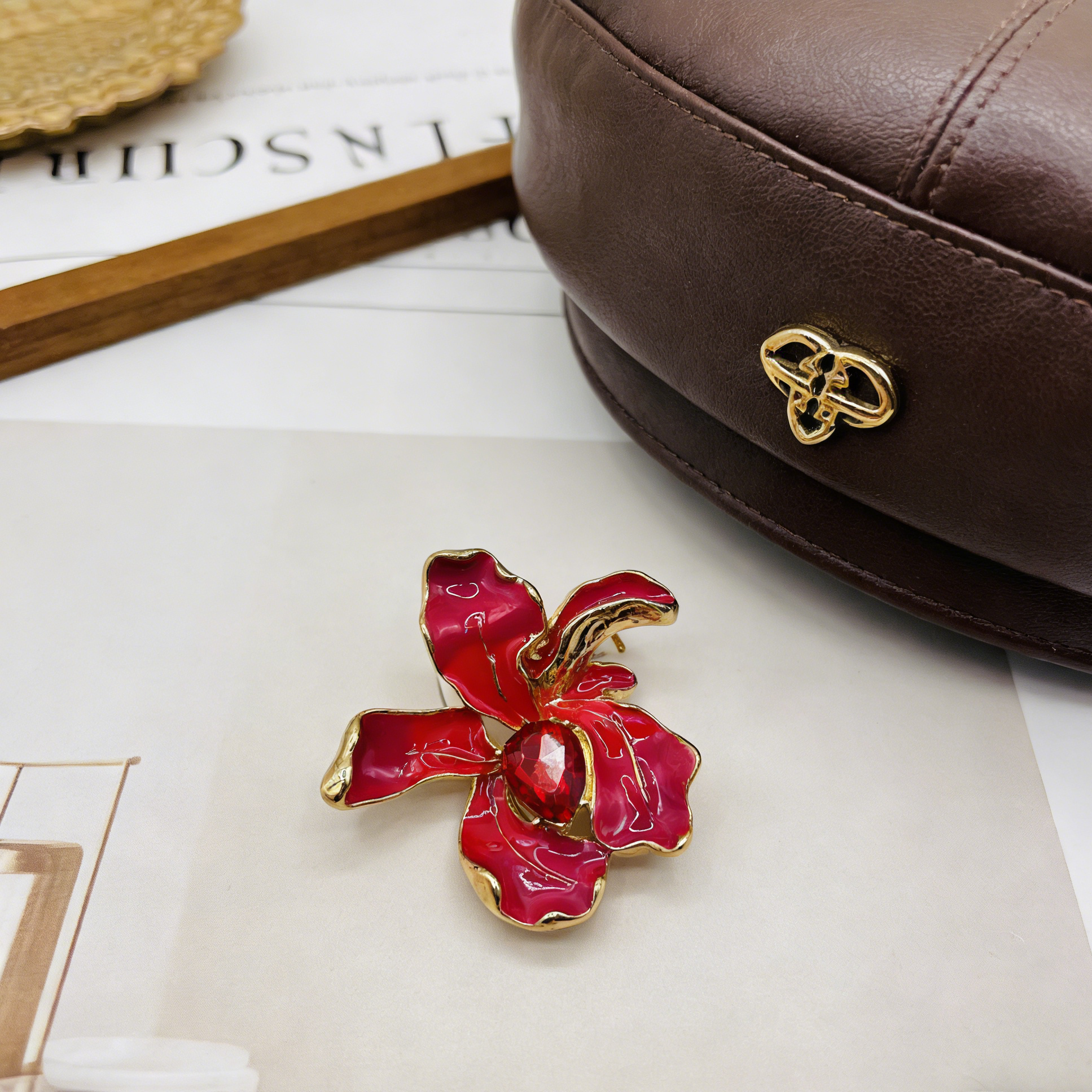 Broche de orquídea esmaltada cor de vinho vintage, um acessório luxuoso para fatos e casacos.