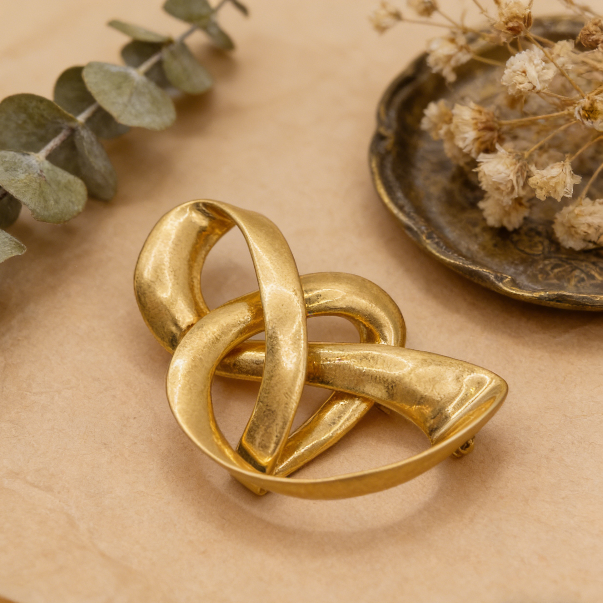 Broche vintage entrelaçado em ouro mate | Design original da JI JEWELLERY