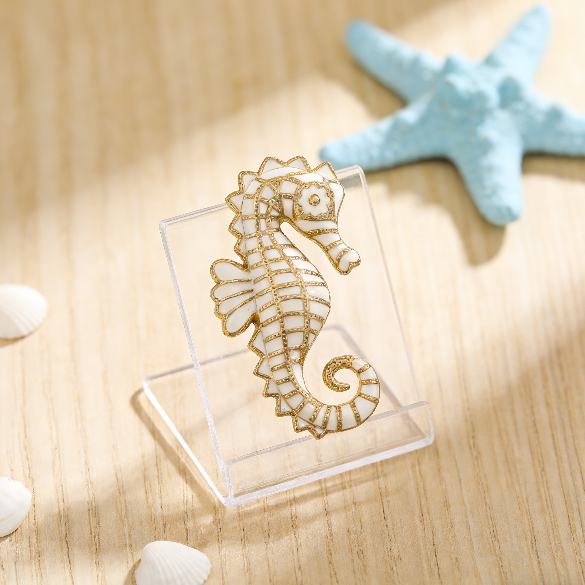 Broche de caballito de mar esmaltado artesanal | Pin inspirado en el océano bañado en oro de 18 quilates