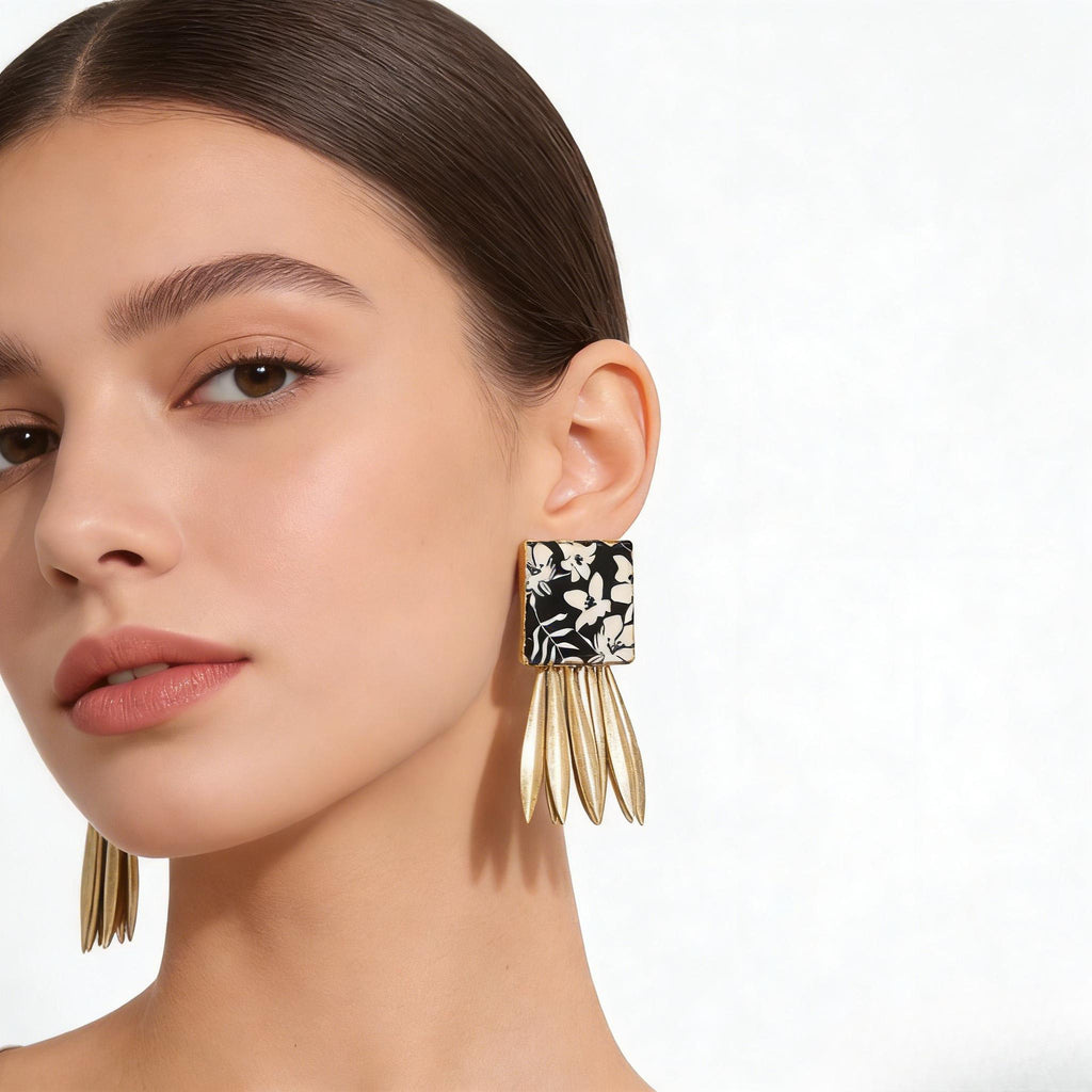 Pendientes cuadrados florales retro en blanco y negro con borlas doradas | Juego de anillos llamativos a juego | Joyería hipoalergénica para mujer