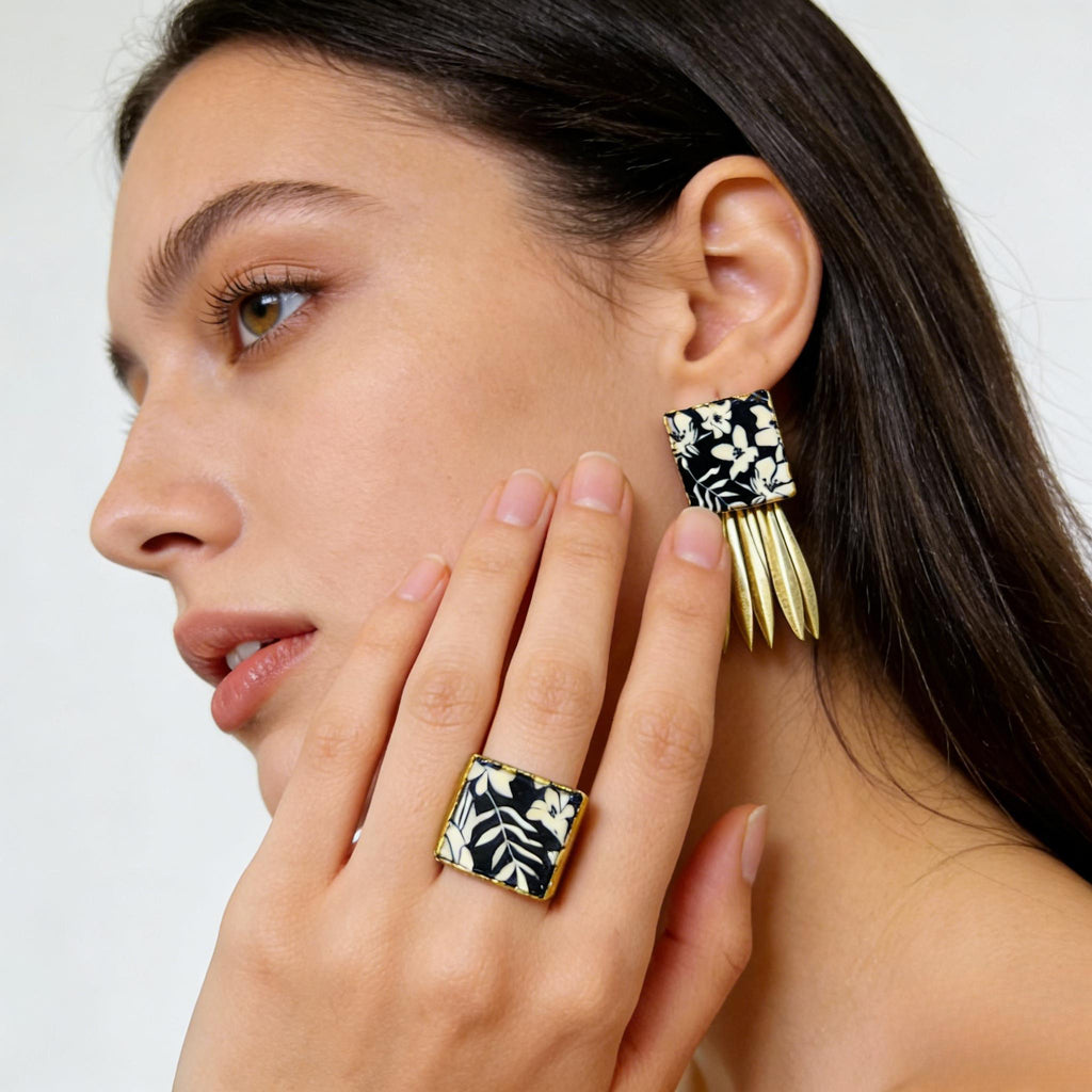 Pendientes cuadrados florales retro en blanco y negro con borlas doradas | Juego de anillos llamativos a juego | Joyería hipoalergénica para mujer