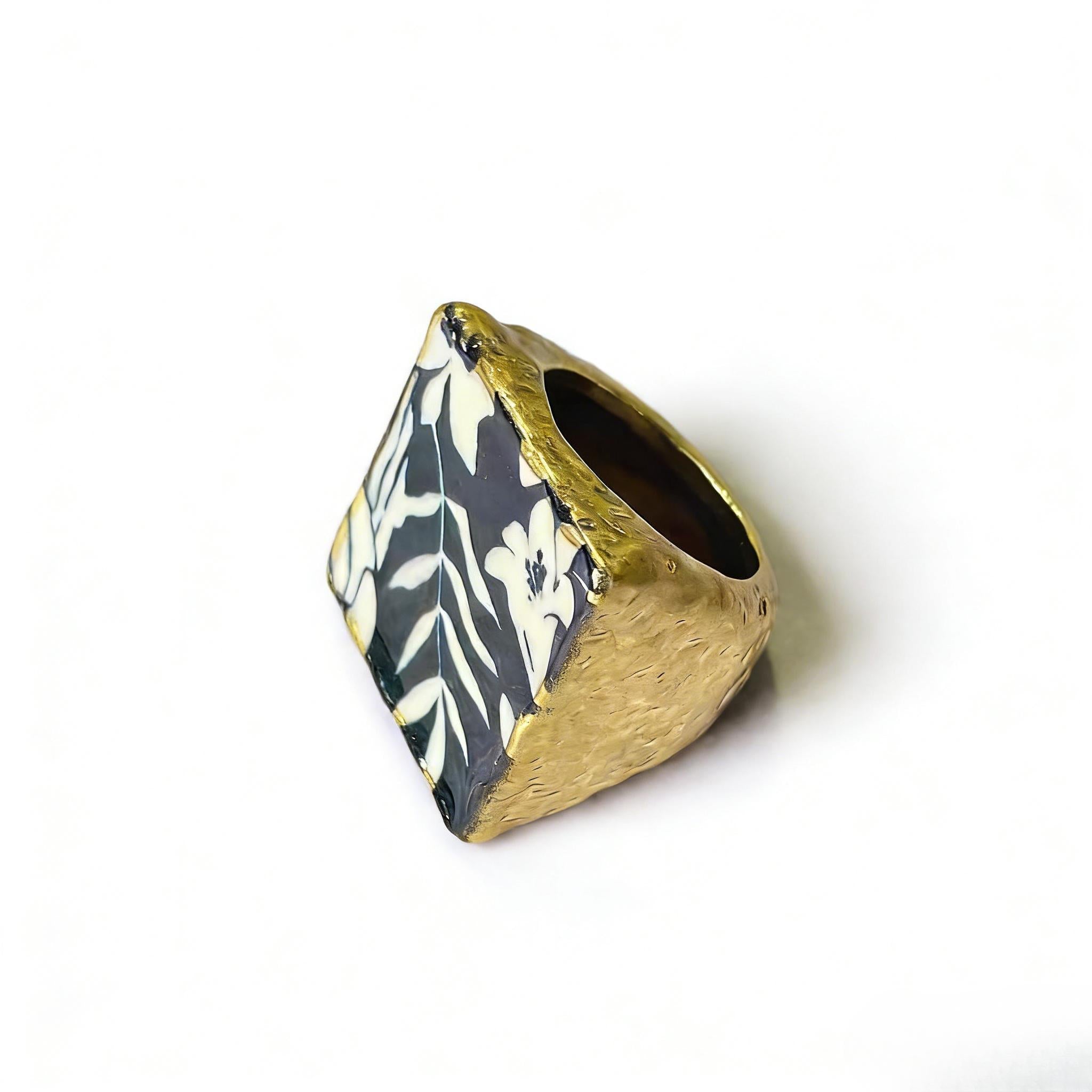 Pendientes cuadrados florales retro en blanco y negro con borlas doradas | Juego de anillos llamativos a juego | Joyería hipoalergénica para mujer